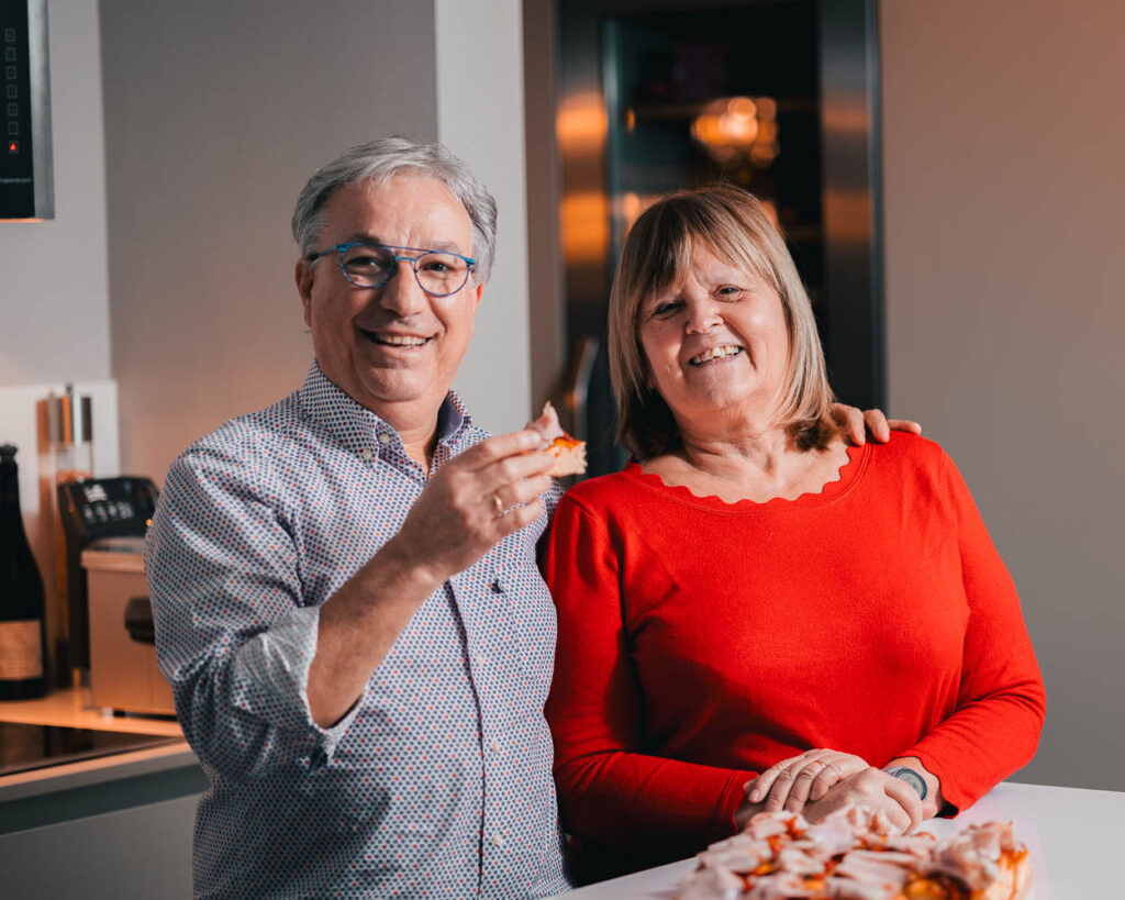 Portret van Carmelo Palella en Annemie Claeyssens met een focaccia brood